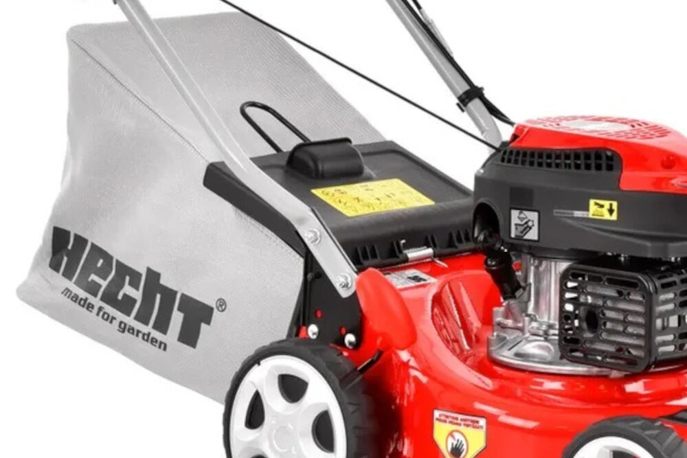 Kosiarka spalinowa HECHT 541SW zbliżenie na kosz siatkowy kosz o pojemności 40 l aerodynamiczne prowadzenie powietrza duży otwór