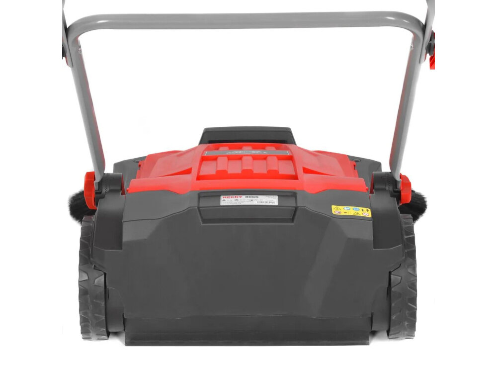 Zamiatarka ręczna HECHT 8065 zamiatarka na białym tle widoczna od tyłu mechanizm zamiatania napędzany jest wyłącznie ruchem pchanej rączki nie wymaga silnika ani zasilania elektrycznego płynnie działające zębatki skuteczne zbieranie zanieczyszczeń