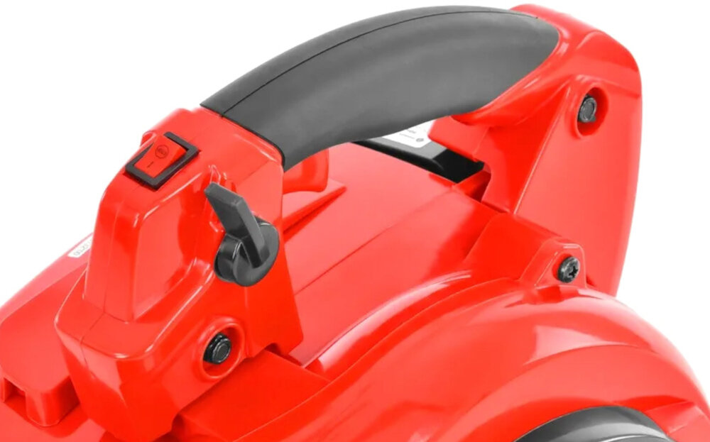 Odkurzacz do liści spalinowy HECHT 9280 zbliżenie na uchwyt widok z góry pasek na ramię dobrze wyważona konstrukcja waga 4,9 kg ergonomiczny uchwyt wygodny spust gazu dźwignia blokująca utrzymanie stałych obrotów