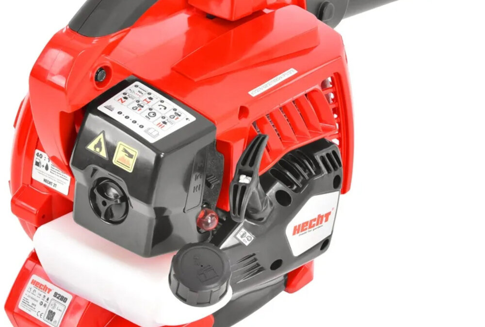 Odkurzacz do liści spalinowy HECHT 9280 zbliżenie na silnik widok od tyłu pod skosem otwór ssący został zabezpieczony dużą kratką zapobiega przypadkowemu zasysaniu odzieży lub większych przedmiotów bezpieczeństwo stabilność działania