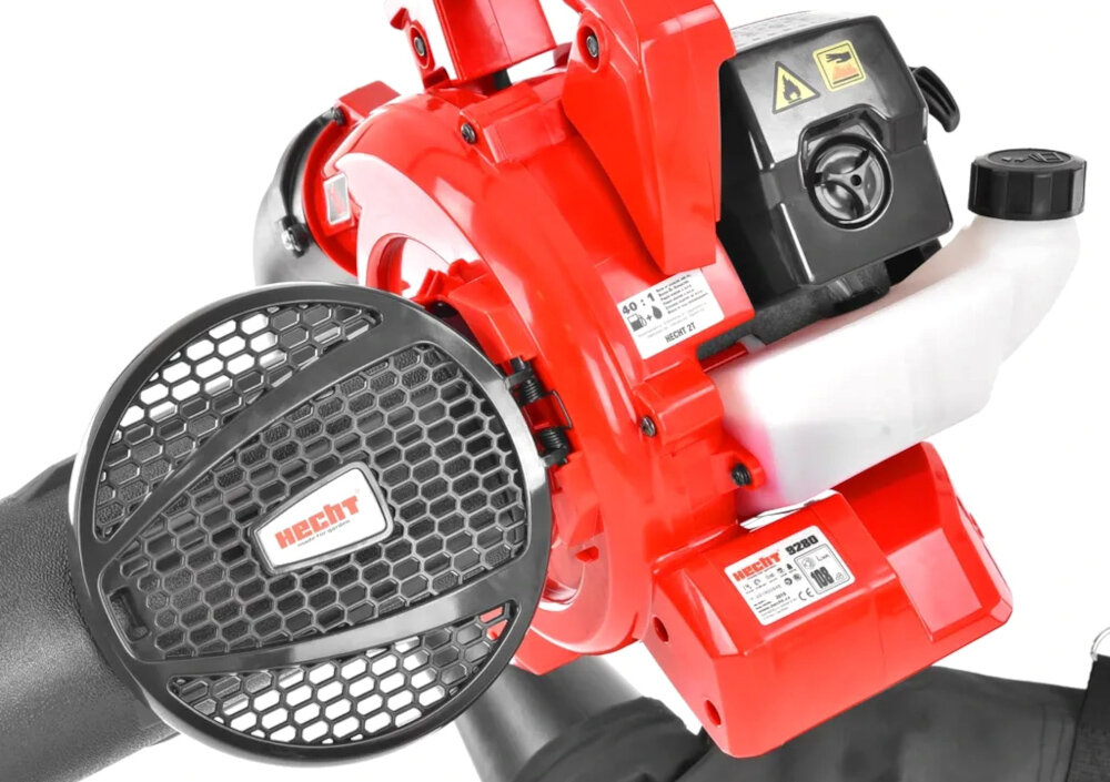 Odkurzacz do liści spalinowy HECHT 9280 zbliżenie na silnik widok z boku porządek nie tylko jesienią usuwanie trawy po koszeniu piasku z tarasu drobnych gałązek metalowy nóż tnący solidne elementy obudowy długa żywotność sprzętu czyszczenie szybkie i bezproblemowe