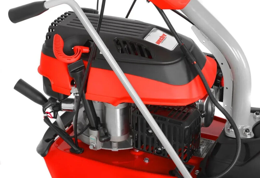 Zamiatarka spalinowa HECHT 8101 zbliżenie na silnik silnik OHV 4-suwowy o pojemności 173 cm³ stabilna praca przy różnym rodzaju zabrudzeń i nawierzchni