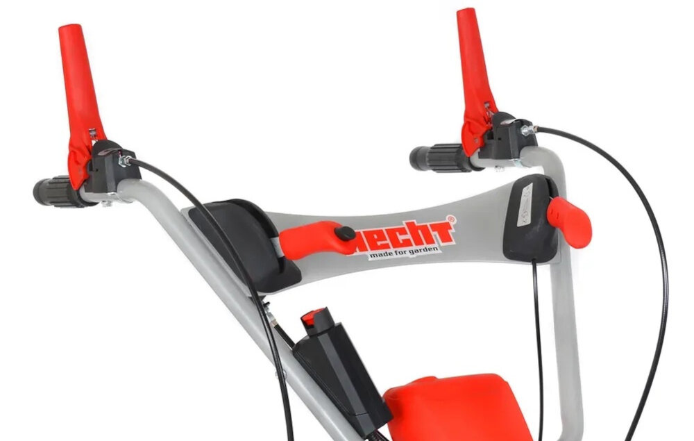 Zamiatarka spalinowa HECHT 8101 zbliżenie na panel sterowania cztery biegi trzy do przodu jeden do tyłu dostosowanie tempa pracy do rodzaju powierzchni i ilości zanieczyszczeń większa kontrola nad maszyną mniejsze zmęczenie