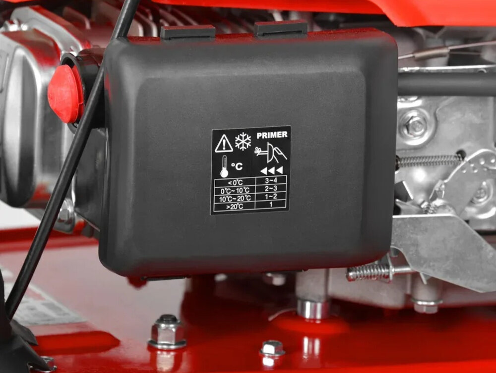 Zamiatarka spalinowa HECHT 8101 zbliżenie na rozrusznik ręczny rozruch solidna konstrukcja łatwy rozruch nawet w niskich temperaturach mechaniczne ssanie i prosty dostęp do elementów eksploatacyjnych