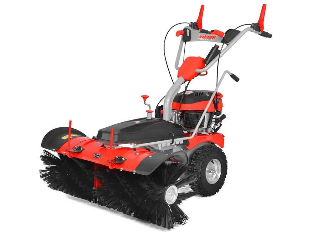 Zamiatarka spalinowa HECHT 8101 zamiatarka na białym tle widoczna od przodu pod skosem szerokość robocza 100 cm jednorazowe oczyszczanie szerokiego pasa nawierzchni pozwala szybciej uporządkować długie chodniki i rozległe place oszczędza czas i paliwo