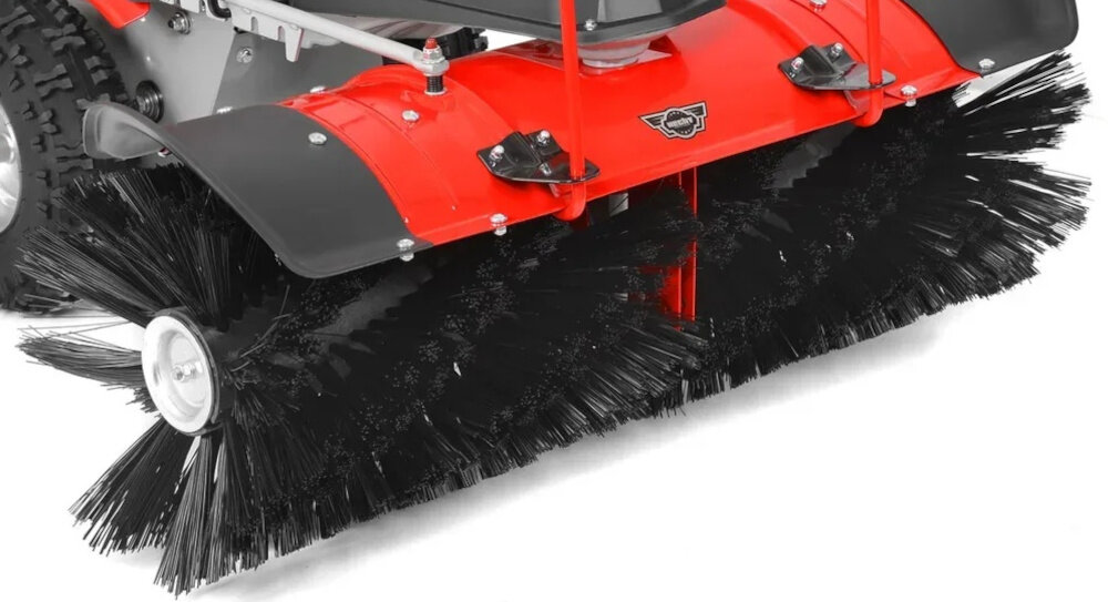 Zamiatarka spalinowa HECHT 8101 zbliżenie na szczotkę szczotka oscylująca zbiera zanieczyszczenia nawet z nierównych nawierzchni nie rysując ich szczotka obraca się w zakresie prędkości 180–350 obr/min  można dopasować tempo zamiatania do rodzaju nawierzchni i stopnia zabrudzenia