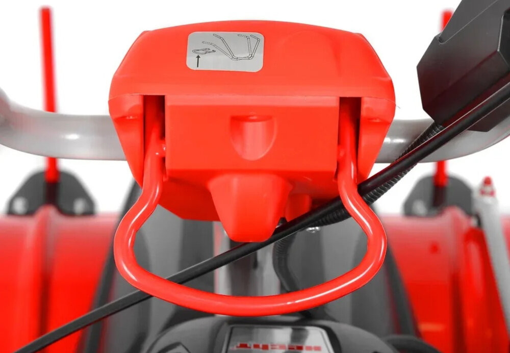 Zamiatarka spalinowa HECHT 8101 zbliżenie na tył pokazana wajcha na niej naklejka pokazująca możliwość złożenia uchwytu uchwyty kierownicy z regulowaną wysokością ergonomiczne ułożenie użytkownik może dopasować pozycję pracy do swojego wzrostu oraz preferencji