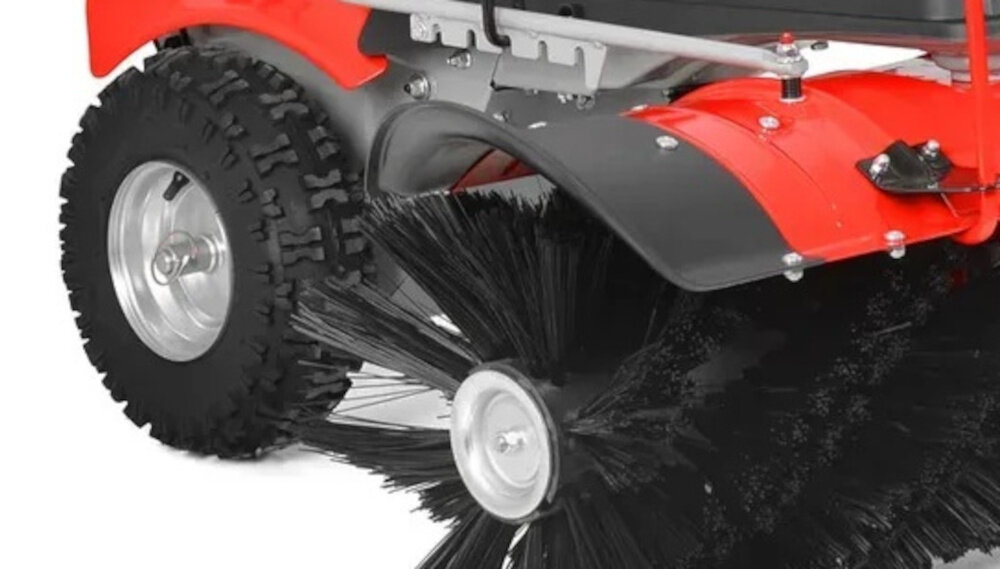 Zamiatarka spalinowa HECHT 8101 zbliżenie na koło koła o średnicy 13×5.00–6 cm wygodne prowadzenie waga około 79 kg stabilizuje urządzenie zamiatarka prowadzi się pewniej bezpieczeństwo i precyzję sprzątania