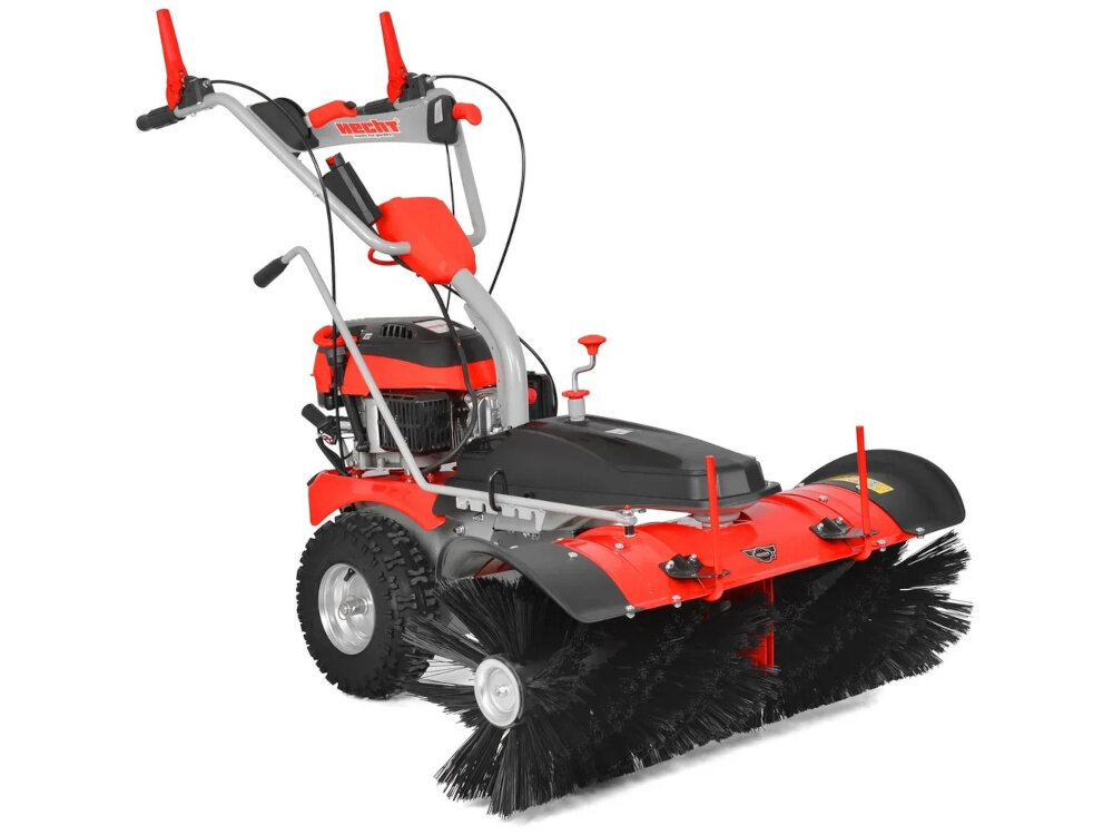 Zamiatarka spalinowa HECHT 8101S zamiatarka na białym tle widoczna od przodu pod skosem do oczyszczania dużych powierzchni utwardzonych możliwości konwersji zamiatarki na odśnieżarkę wszechstronne zastosowanie