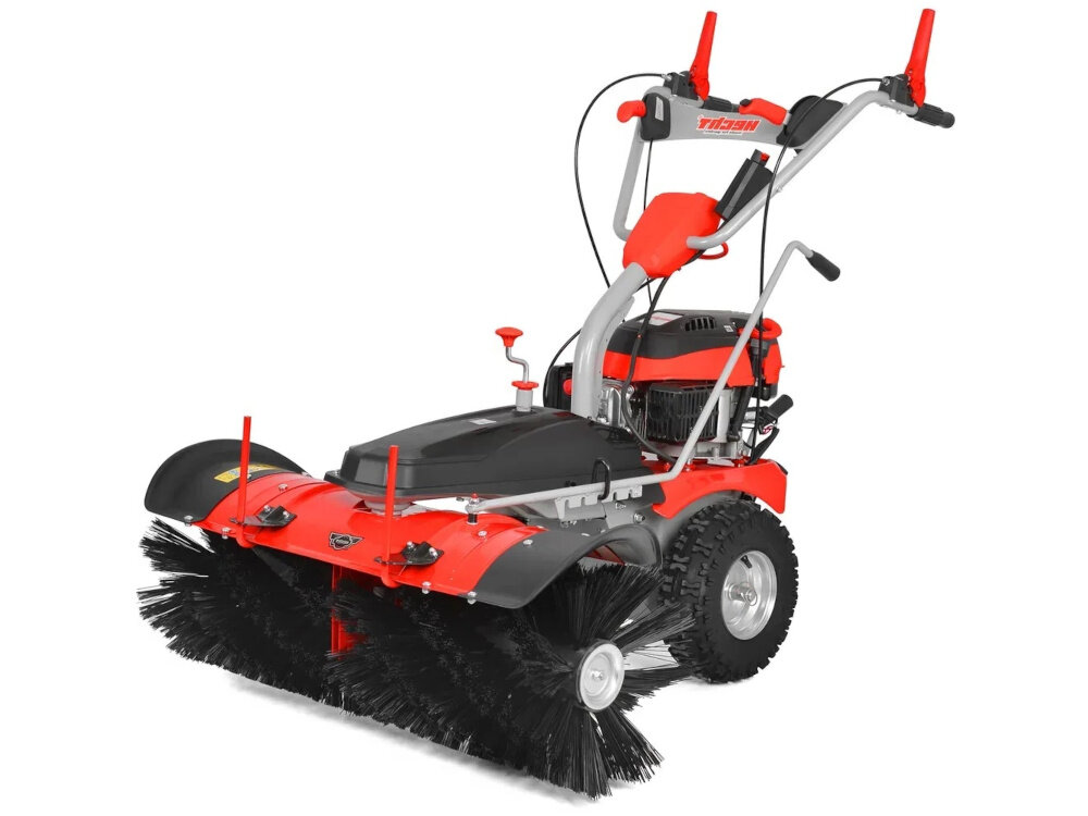 Zamiatarka spalinowa HECHT 8101S zamiatarka na białym tle widoczna od przodu pod skosem szerokość robocza 100 cm jednorazowe oczyszczanie szerokiego pasa nawierzchni pozwala szybciej uporządkować długie chodniki i rozległe place oszczędza czas i paliwo