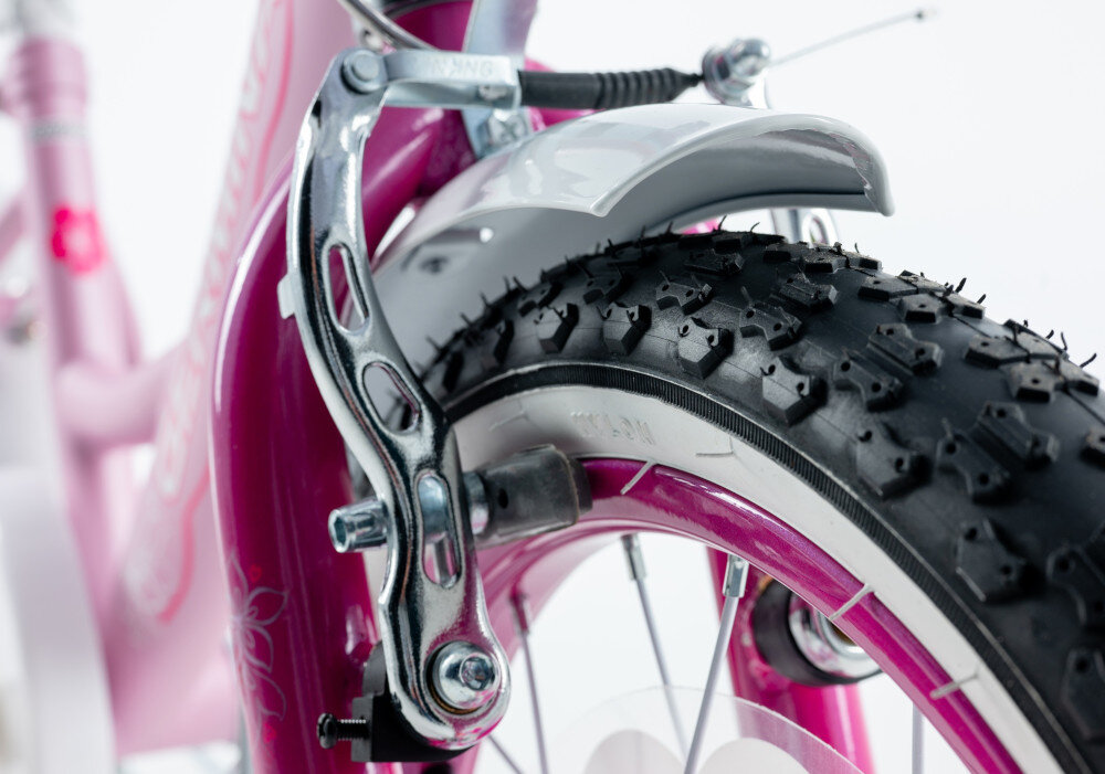 Rower dziecięcy GERMINA BMX 16 cali dla dziewczynki Jasnoróżowy zbliżenie na przedni hamulec zdjęcie na białym tle podstawa bezpieczeństwa przedni hamulec V-Brake tylny hamulec nożny Torpedo lekkie duża siła hamowania reflektory odblaskowe na szprychach dobra widoczność na drodze bezpieczeństwo
