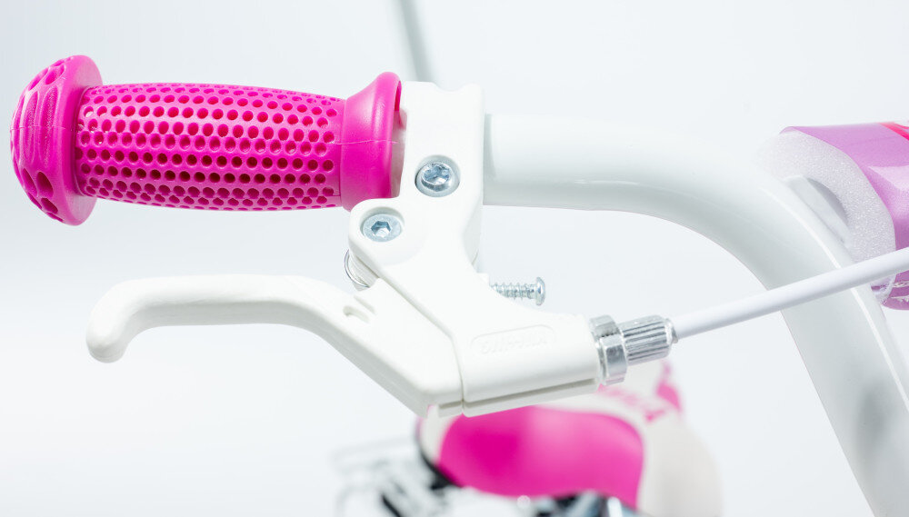 Rower dziecięcy GERMINA BMX 16 cali dla dziewczynki Jasnoróżowy zbliżenie na uchwyt kierownicy wygięta kierownica stabilna pozycja pewne prowadzenie roweru ergonomiczny kształt antypoślizgowe uchwyty ograniczniki na końcach gripów zmniejsza ryzyko utraty równowagi