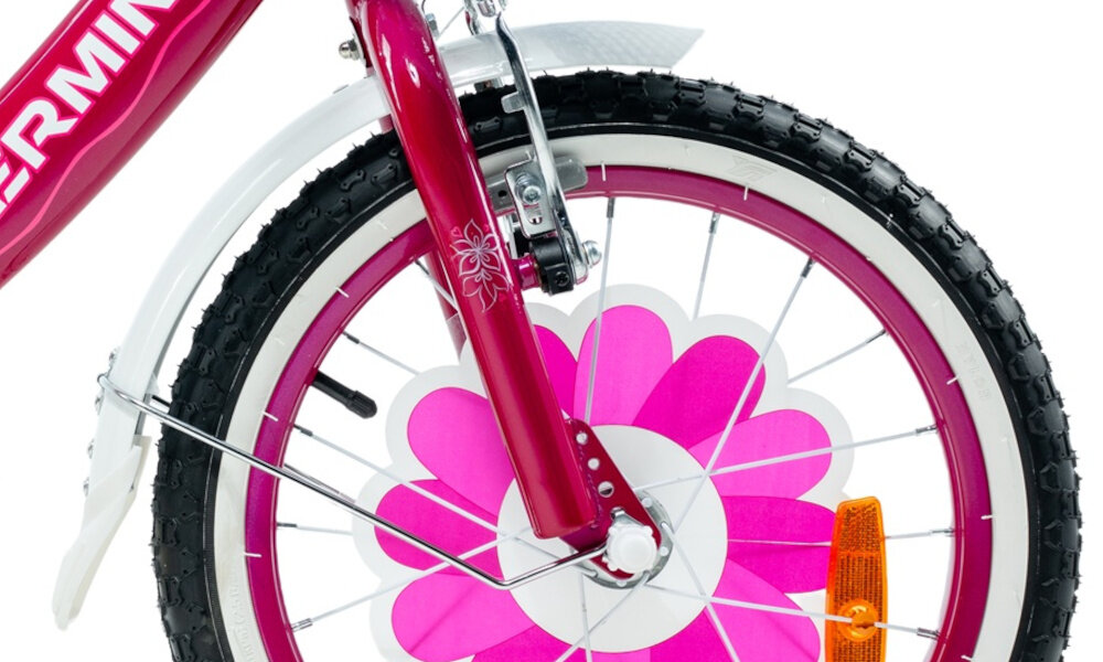 Rower dziecięcy GERMINA BMX 16 cali dla dziewczynki Ciemnoróżowy zbliżenie na koło koła w rozmiarze 16 cali aluminiowe obręcze dobra przyczepność aluminiowe obręcze zachowanie regularnego kształtu kół stabilne trzymanie opony bezpieczna jazda błotniki elegancki osłaniają odzież wygląd regularne sprawdzanie ciśnienia powietrza wartość na bocznej części opony