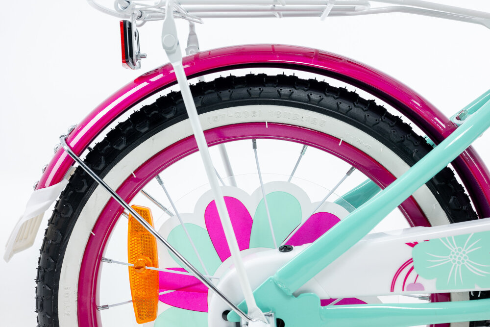 Rower dziecięcy GERMINA BMX 16 cali dla dziewczynki Miętowy zbliżenie na tylne koło widoczny błotnik koła w rozmiarze 16 cali aluminiowe obręcze dobra przyczepność aluminiowe obręcze zachowanie regularnego kształtu kół stabilne trzymanie opony bezpieczna jazda błotniki elegancki osłaniają odzież wygląd regularne sprawdzanie ciśnienia powietrza wartość na bocznej części opony