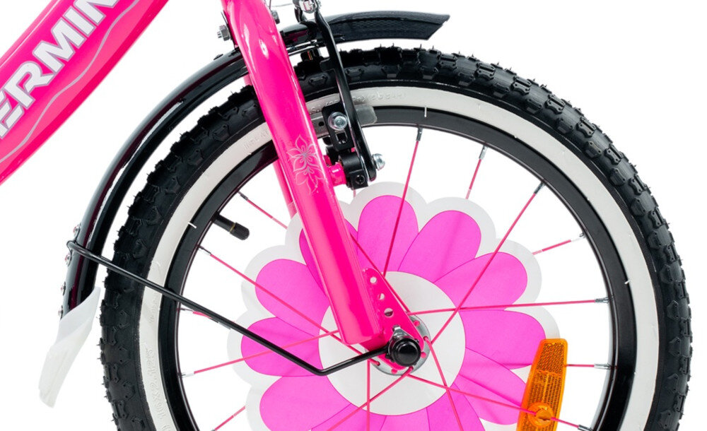 Rower dziecięcy GERMINA BMX 16 cali dla dziewczynki Czarno-różowy zbliżenie na koło koła w rozmiarze 16 cali aluminiowe obręcze dobra przyczepność aluminiowe obręcze zachowanie regularnego kształtu kół stabilne trzymanie opony bezpieczna jazda błotniki elegancki osłaniają odzież wygląd regularne sprawdzanie ciśnienia powietrza wartość na bocznej części opony
