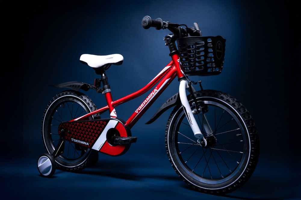 Rower dziecięcy GERMINA BMX 16 cali dla chłopca Czerwony ciemne tło rower widoczny od przodu pod skosem dla dzieci w wieku od 4 do 6 lat trwałość wytrzymałość mocna konstrukcja