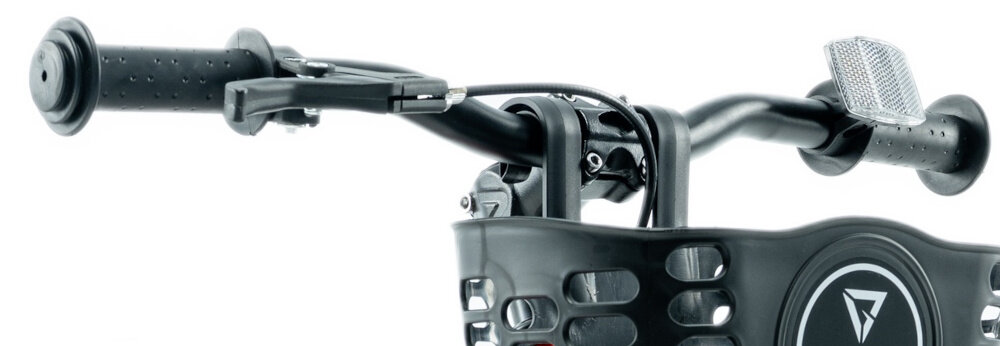 Rower dziecięcy GERMINA BMX 16 cali dla chłopca Czerwony zbliżenie na kierownicę wygięta kierownica stabilna pozycja pewne prowadzenie roweru ergonomiczny kształt antypoślizgowe uchwyty ograniczniki na końcach gripów zmniejsza ryzyko utraty równowagi