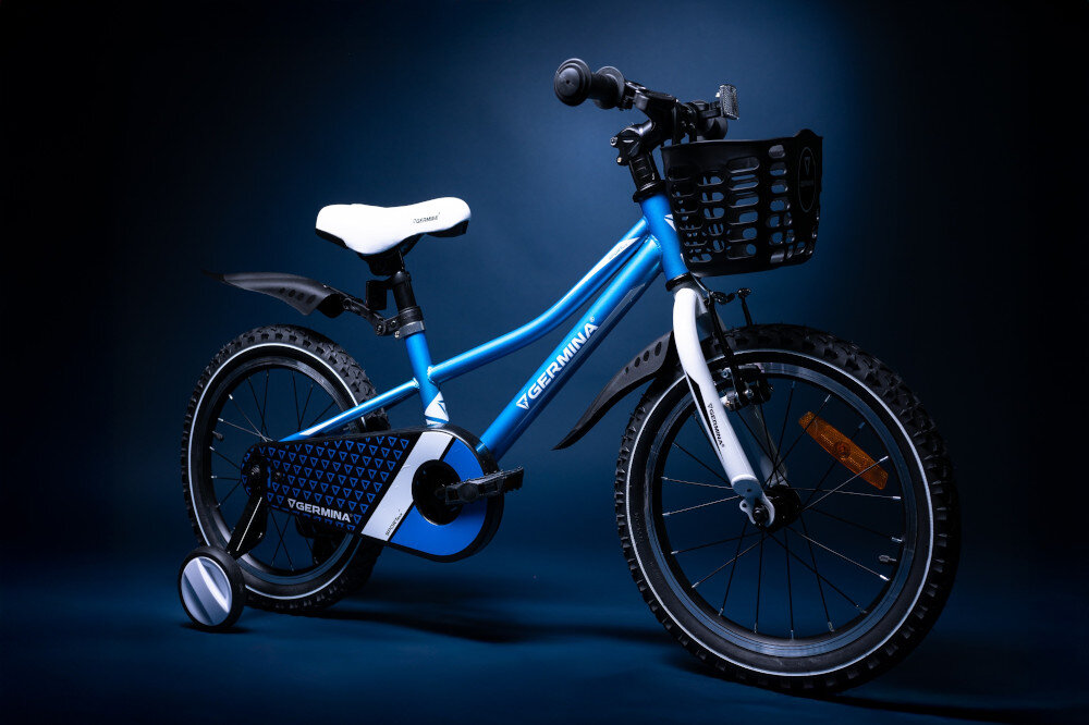 Rower dziecięcy GERMINA BMX 16 cali Niebieski ciemne tło rower widoczny od przodu pod skosem dla dzieci w wieku od 4 do 6 lat trwałość wytrzymałość mocna konstrukcja