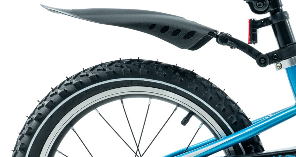 Rower dziecięcy GERMINA BMX 16 cali Niebieski zbliżenie na tylne koło widoczny błotnik koła w rozmiarze 16 cali aluminiowe obręcze dobra przyczepność aluminiowe obręcze zachowanie regularnego kształtu kół stabilne trzymanie opony bezpieczna jazda błotniki elegancki osłaniają odzież wygląd regularne sprawdzanie ciśnienia powietrza wartość na bocznej części opony