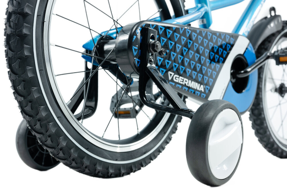 Rower dziecięcy GERMINA BMX 16 cali Niebieski zbliżenie na osłonę łańcucha i kółko boczne boczne kółka asekurują dziecko w początkowej fazie nauki boczne kółka można łatwo usunąć osłona łańcucha stylowa grafika zabezpiecza łańcuch przed brudem