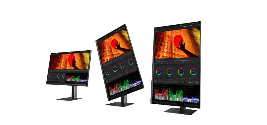 Monitor XIAOMI ułożony w pozycji pionowej oraz poziomej, na ekranie widoczne jest odpalone oprogramowanie do obróbki graficznej.