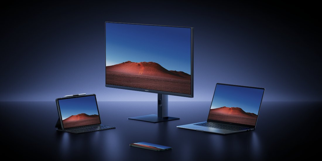 Monitor, tablet, laptop oraz telefon wyświetlające ten sam obraz.