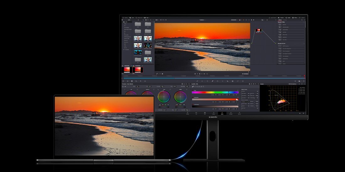 Monitor podłączony do laptopa, na monitorze widoczne jest oprogramowanie do obróbki graficznej, na laptopie odpalona jest tapeta.