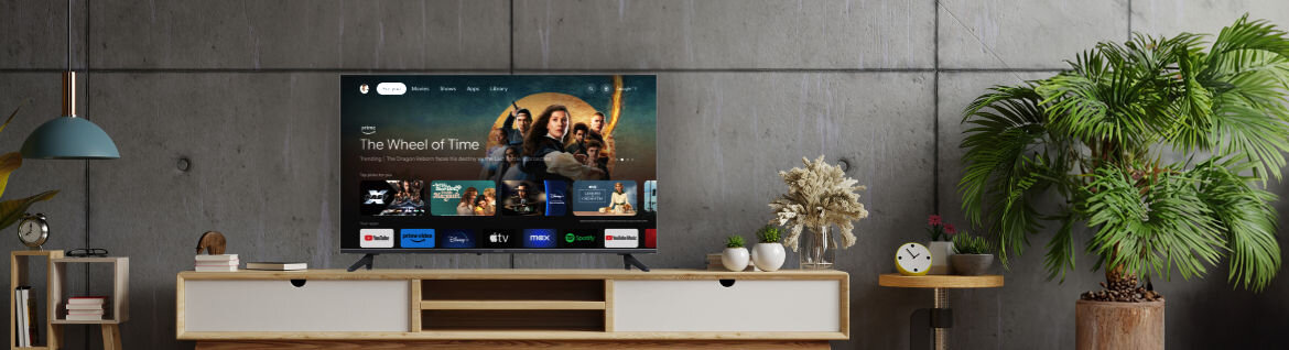 Telewizor AIWA 32GO40804HD - Dźwięk budujący atmosferę, telewizor stojący na komodzie w salonie