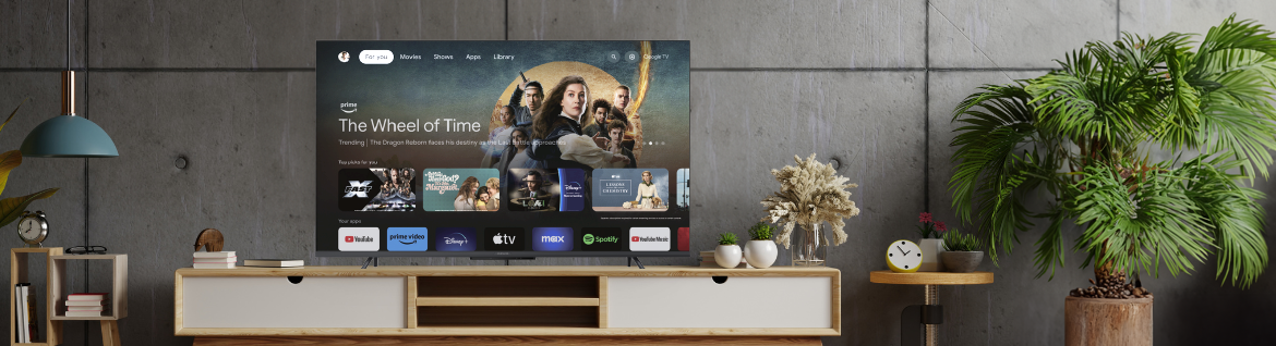 Telewizor AIWA 55GO70804UHD - Dźwięk budujący atmosferę, telewizor stojący na komodzie w salonie