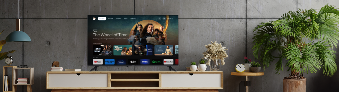 Telewizor AIWA 43GO70804UHD - Dźwięk budujący atmosferę, telewizor stojący na komodzie w salonie