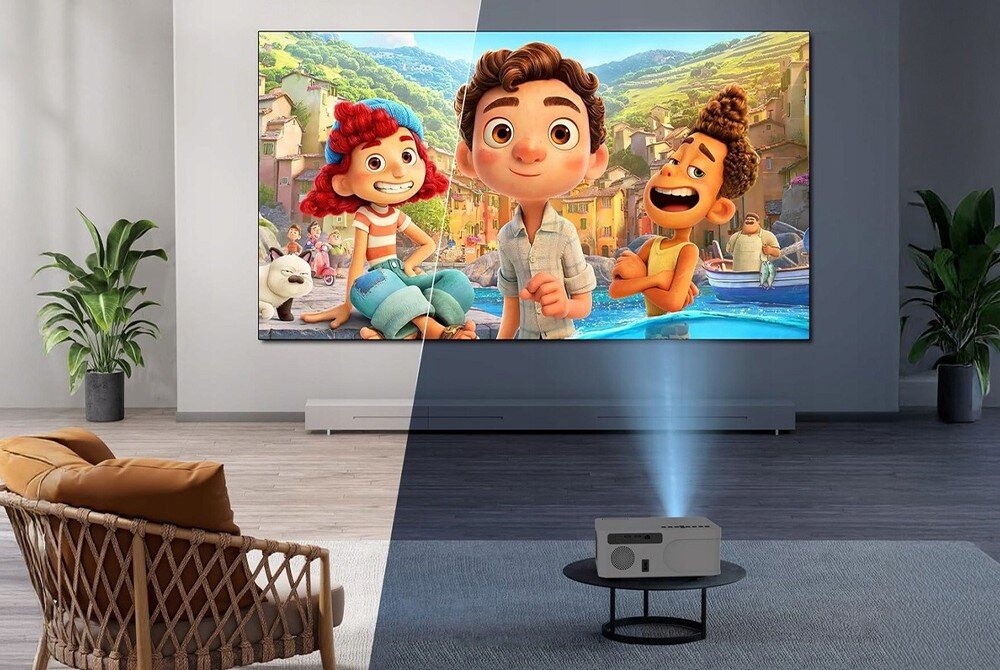 Projektor Zenwire E601H Android Smart TV aplikacje streaming Full HD, projektor stojący na stoliku wyświetlający obraz na ekranie projekcyjnym w pomieszczeniu