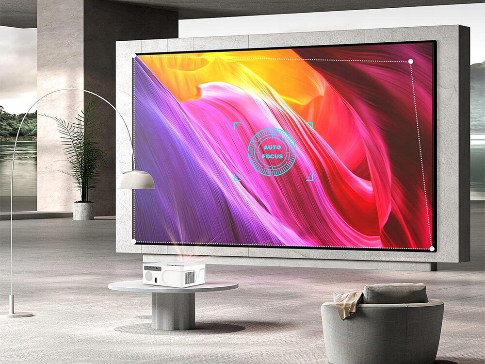 Projektor Zenwire E601H autofocus autokeystone 4D regulacja obrazu ZOOM, projektor stojący na stoliku wyświetlający obraz na ekranie projekcyjnym