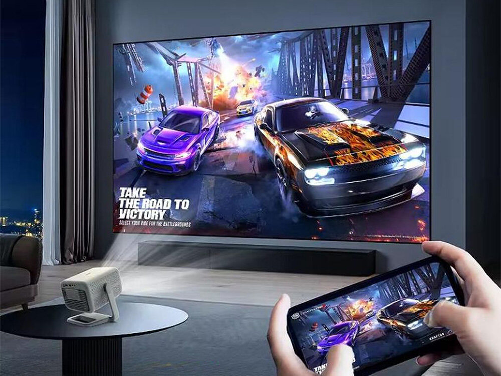 Projektor ZENWIRE H8 WiFi 6 2.4 5GHz Miracast AirPlay Android iOS Windows, osoba trzYmająca smartfona w ręku , ekran gry wyświetlany przez projektor