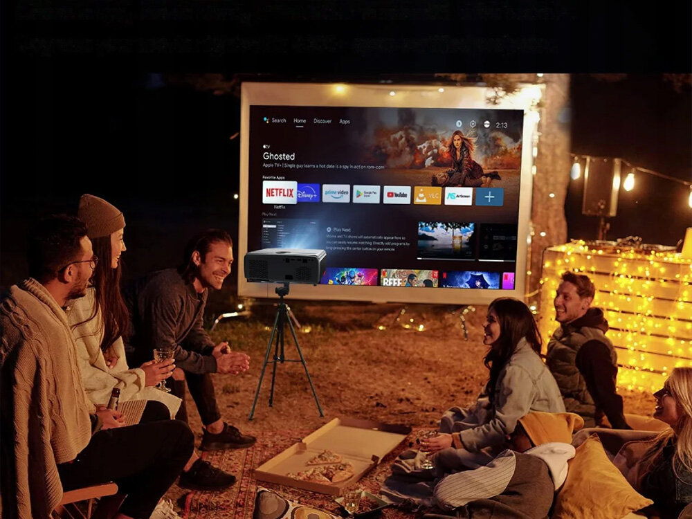 Projektor Zenwire E690H Full HD 1080p wsparcie 4K jakość obrazu, osoby biwakujące na łonie natury, projektor stojący na statywie