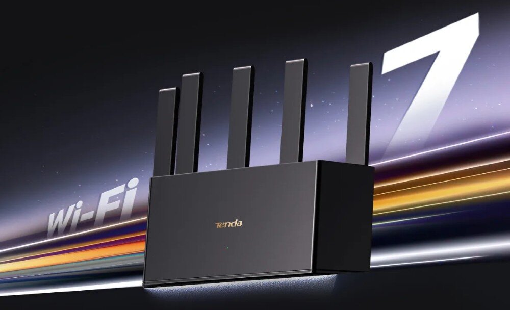 Router TENDA TE3L Router z pięcioma pionowymi antenami, w tle napisy 'Wi-Fi' i cyfra '7' z dynamicznym efektem świetlnym, opis