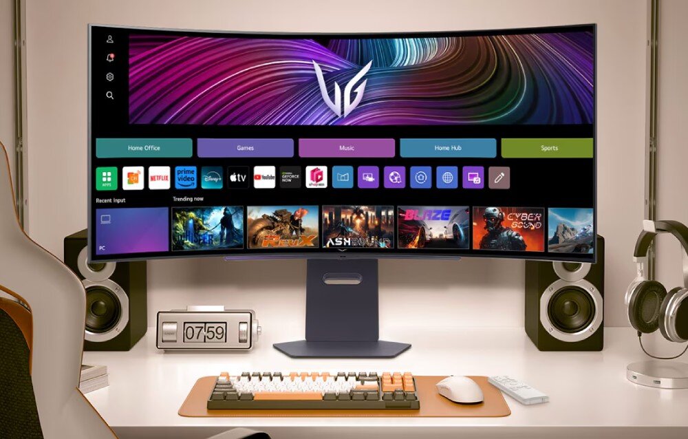 Monitor LG UltraGear 45GX90SA-B.AEU Monitor na białym biurku z klawiaturą i myszką, na ekranie kolorowe kafelki aplikacji i gier, w tle widok na miasto przez duże okna, system webOS, streaming, pilot