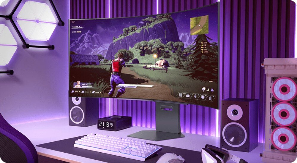 Monitor LG UltraGear 45GX90SA-B.AEU Pokój gracza z fioletowym podświetleniem i zestawem audio, na ekranie zakrzywionego monitora widoczna gra z postacią strzelającą na tle górskiego krajobrazu, konstrukcja, podstawa, regulacja, ergonomia