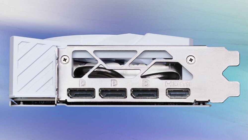 Karta graficzna MSI GeForce RTX 5070 Ti Gaming Trio OC 16GB Metalowy śledź z trzema portami DisplayPort i jednym portem HDMI w rzędzie na tle rozmytych kolorów, porty, złącza