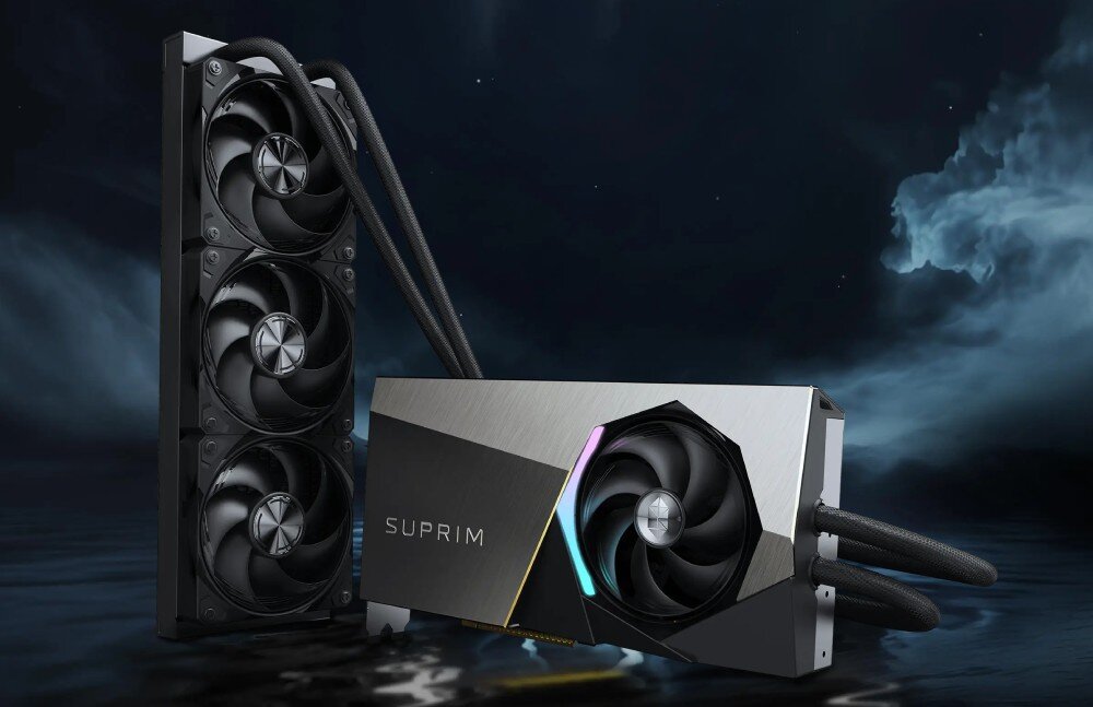 Karta graficzna MSI GeForce RTX 5080 Suprim Liquid SOC 16GB Karta graficzna z widocznym chłodzeniem wodnym oraz trzema wentylatorami zamontowanymi na radiatorze. Tło przedstawia ciemne chmury i rozmyte refleksy świetlne