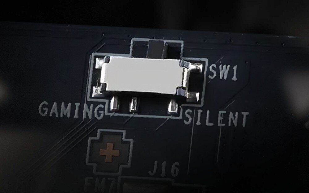 Karta graficzna MSI GeForce RTX 5080 Suprim Liquid SOC 16GB Przełącznik BIOS na karcie graficznej MSI, z możliwością wyboru trybu Gaming lub Silent. Widoczne srebrne styki i oznaczenia na czarnym laminacie
