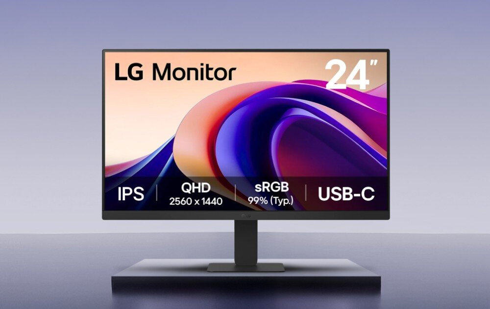 Monitor LG 24U631A-B Monitor na biurku, wyświetlający dokument z kolorową grafiką po lewej stronie i czarno-białą stroną z wykresem kołowym po prawej. Obok monitora klawiatura, myszka, notes i filiżanka na spodku, opis