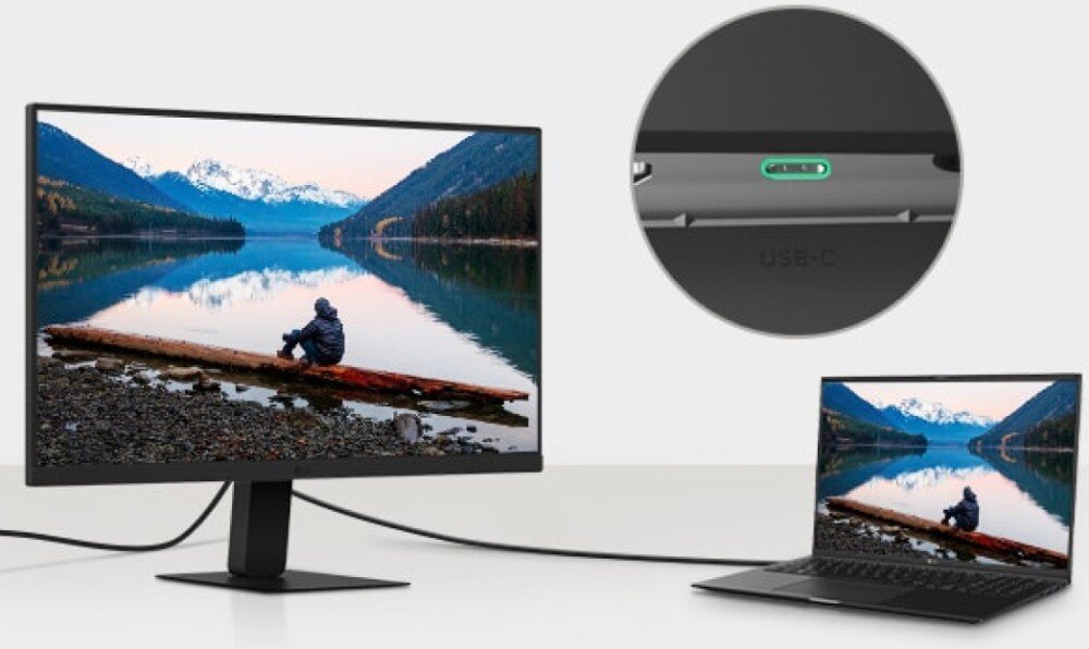 Monitor LG 24U631A-B Monitor podłączony do laptopa za pomocą kabla USB-C. Na ekranie i laptopie identyczny obraz jeziora z górami w tle, zbliżenie pokazuje złącze USB-C z zielonym wskaźnikiem, porty, podłączenie