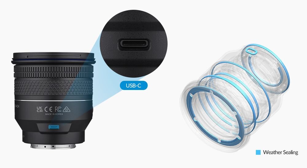 Obiektyw z widocznym portem USB-C oraz schematem uszczelnienia pogodowego. Na obiektywie znajdują się oznaczenia UKCA, CE, FC i napis \'MADE IN KOREA\'.