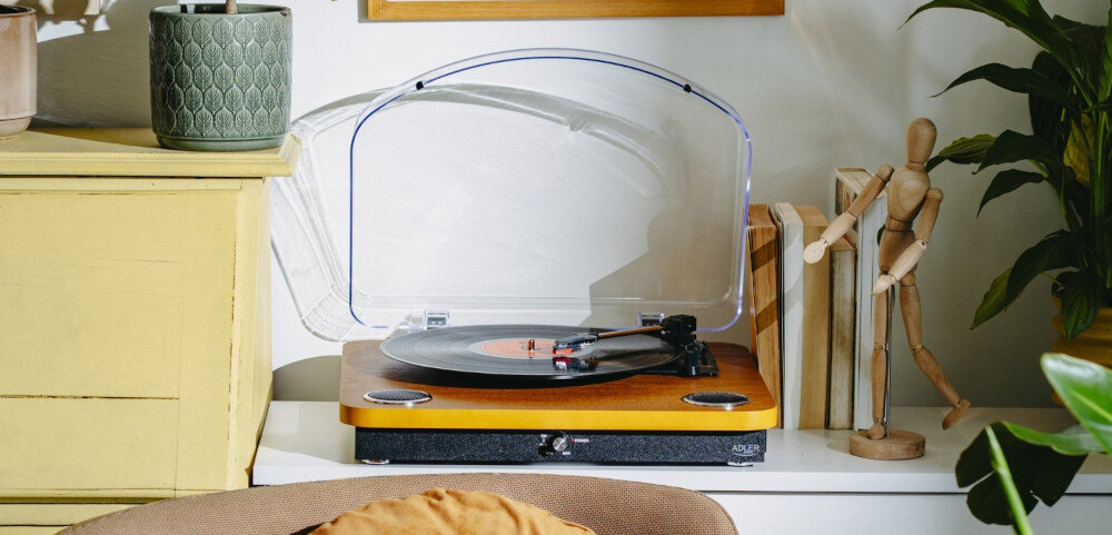 Gramofon ADLER AD 1914 elegancki analogowy dźwięk z funkcją Bluetooth i nagrywaniem USB, gramofon stojący na szafce w pomieszczeniu