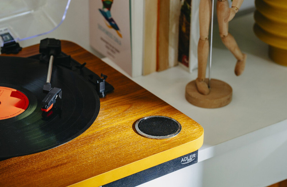 Gramofon ADLER AD 1914 odtwarzanie płyt 33 1/3 45 75 RPM różne prędkości, gramofon stojący na szafce w pomieszczeniu