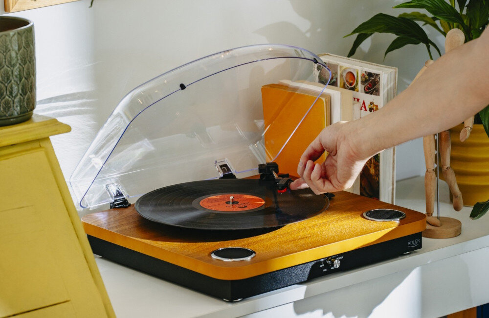 Gramofon ADLER AD 1914 obsługa winyli 7 10 12 cali kompatybilność, gramofon stojący na szafce w pomieszczeniu