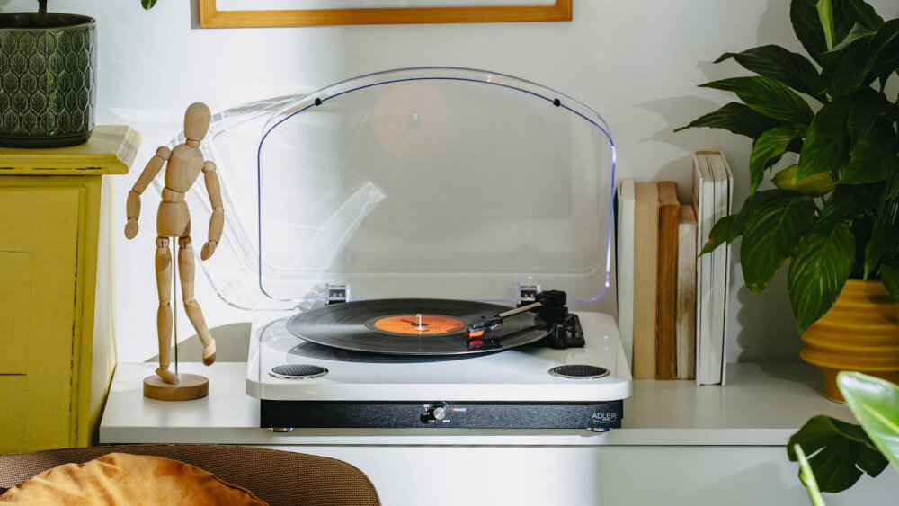 Gramofon ADLER AD 1914 głośniki stereo 2x0.8W czysty dźwięk, gramofon stojący na szafce w pomieszczeniu