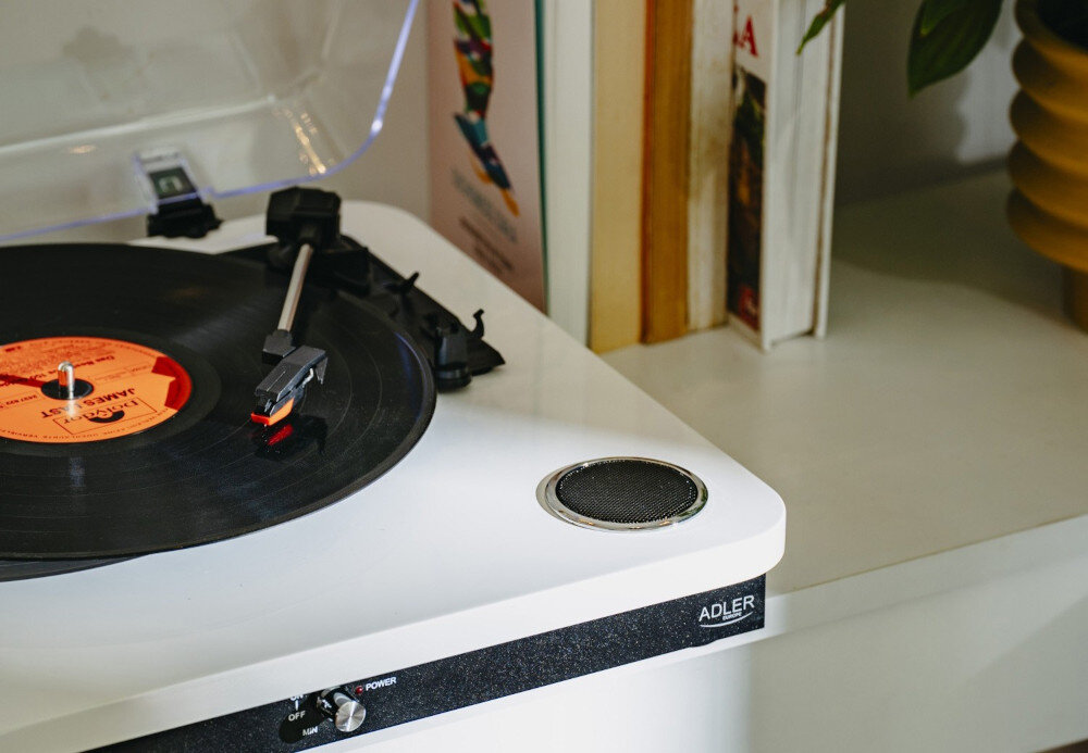 Gramofon ADLER AD 1914 Bluetooth 5.4 bezprzewodowe odtwarzanie, gramofon stojący na szafce w pomieszczeniu