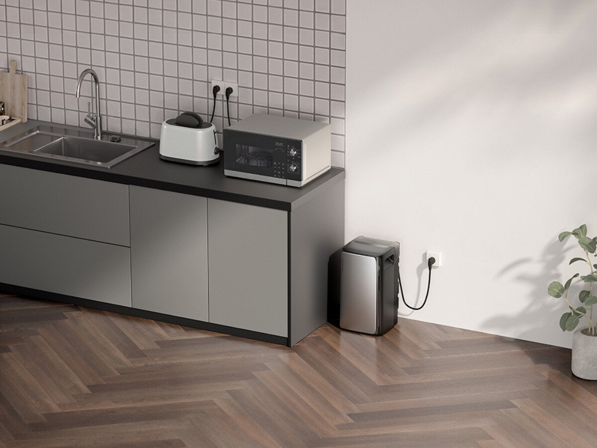Magazyn energii ECOFLOW Stream Pro 800W, energia, mobilne, zasilnie, moc, Magazyn EcoFlow Stream Pro podłączony w kuchni, widok jasna zabudowa AGD i roślina obok.