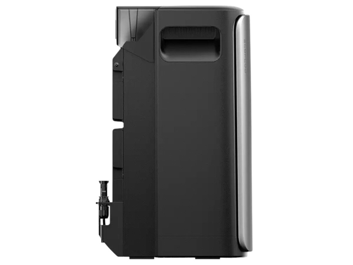 Magazyn energii ECOFLOW Stream Pro 800W, rozmiar, montaż, przewody, uchwyt, Sprzęt Stream Pro ustawiony we wnętrzu, minimalistyczny wystrój i światło dzienne.